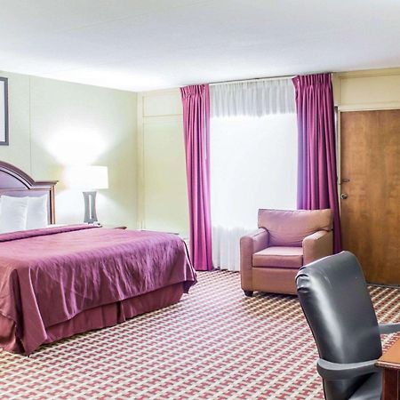 Quality Inn & Suites Фейетвилл Экстерьер фото