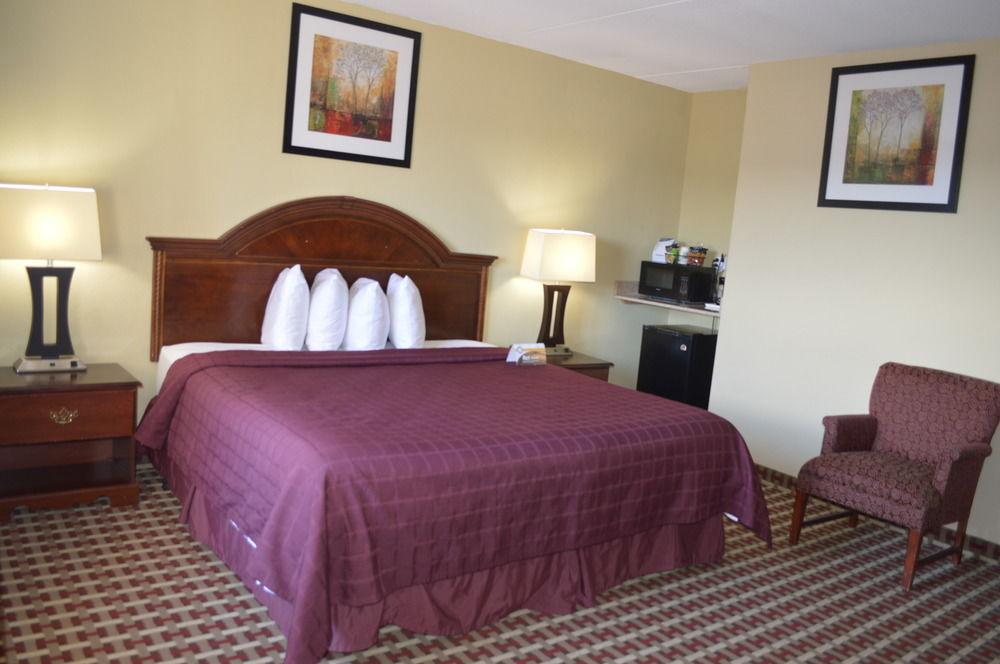 Quality Inn & Suites Фейетвилл Экстерьер фото