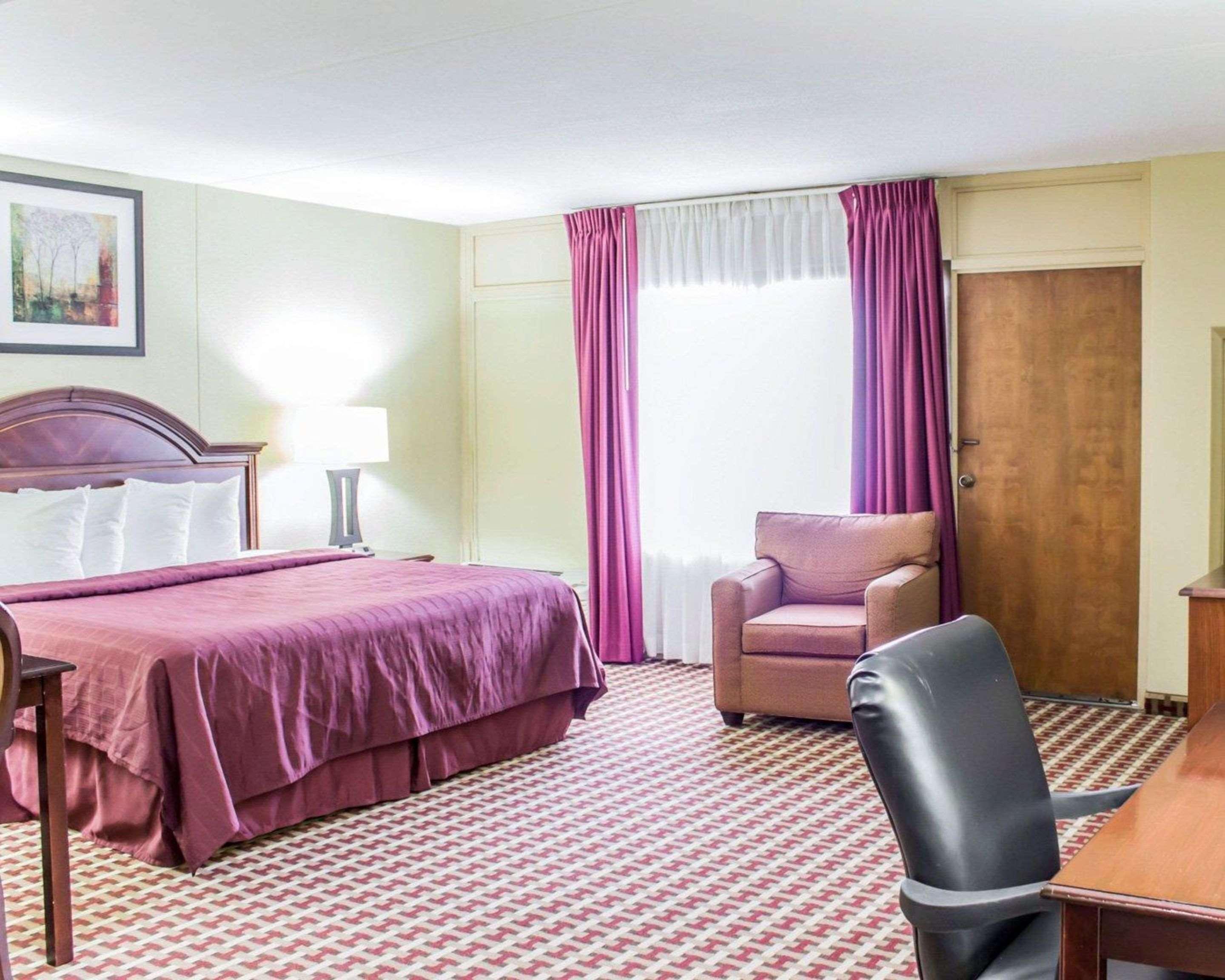Quality Inn & Suites Фейетвилл Экстерьер фото