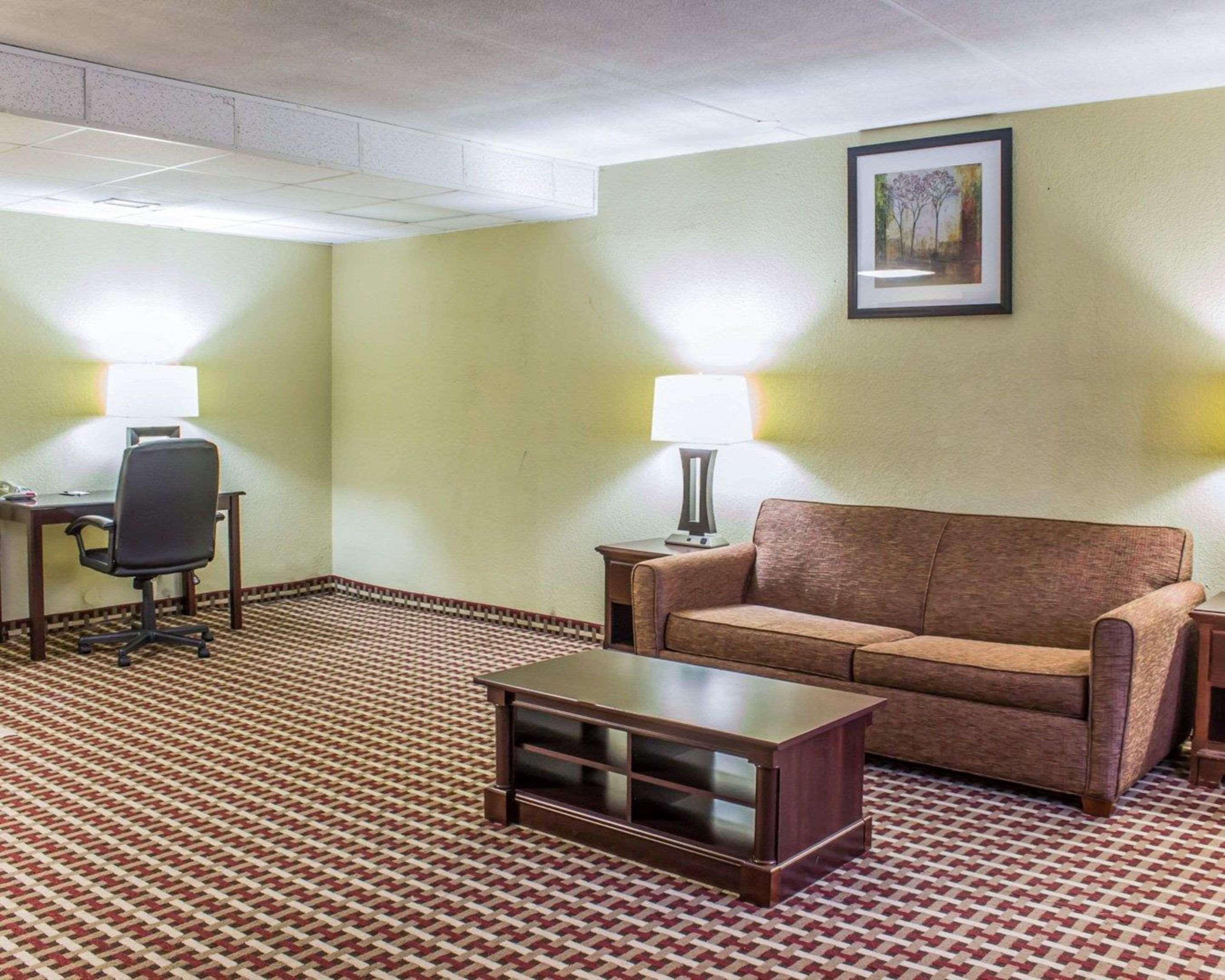 Quality Inn & Suites Фейетвилл Экстерьер фото