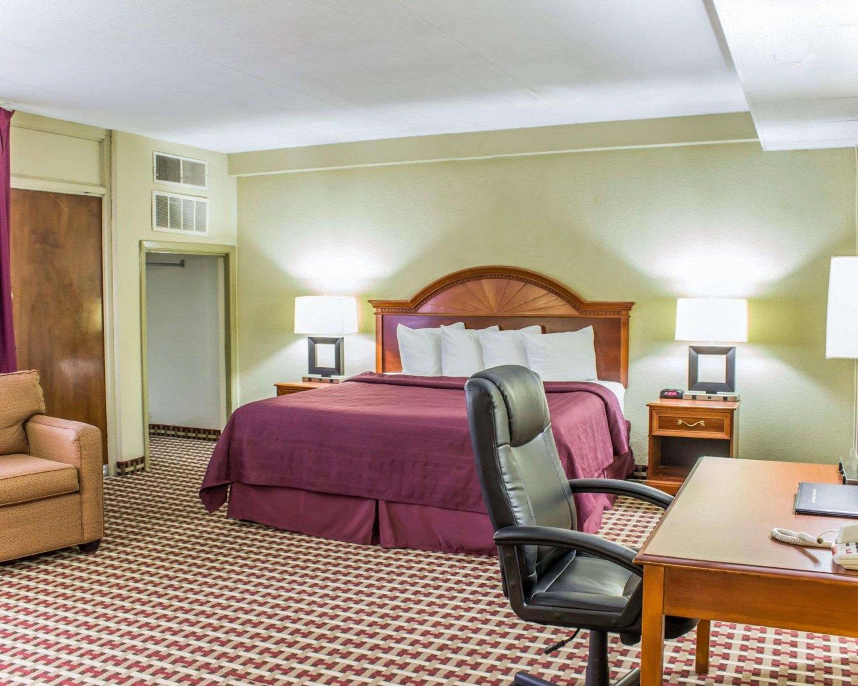 Quality Inn & Suites Фейетвилл Экстерьер фото