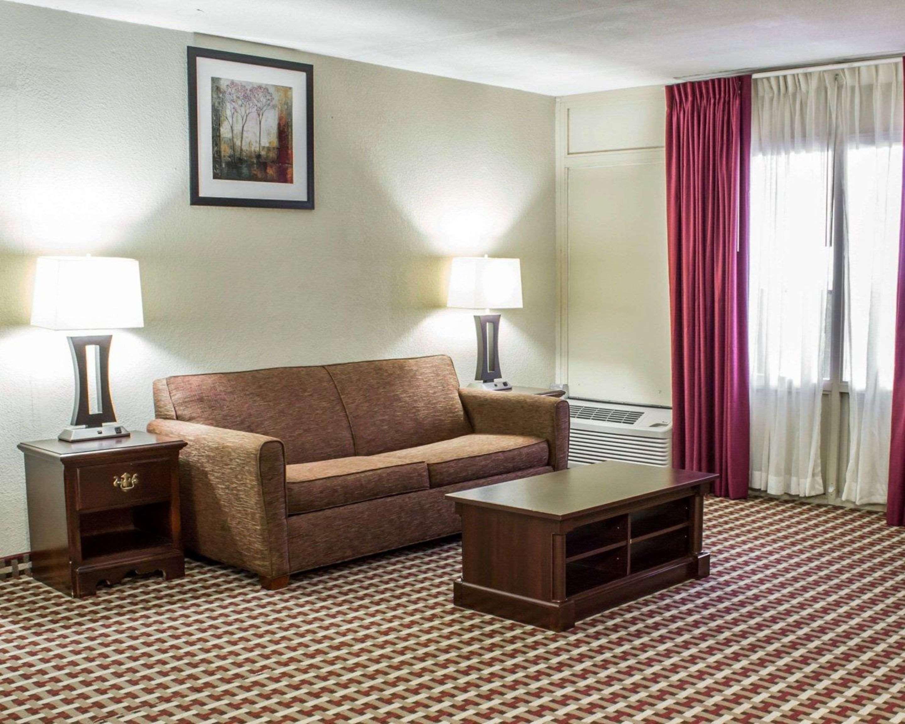 Quality Inn & Suites Фейетвилл Экстерьер фото
