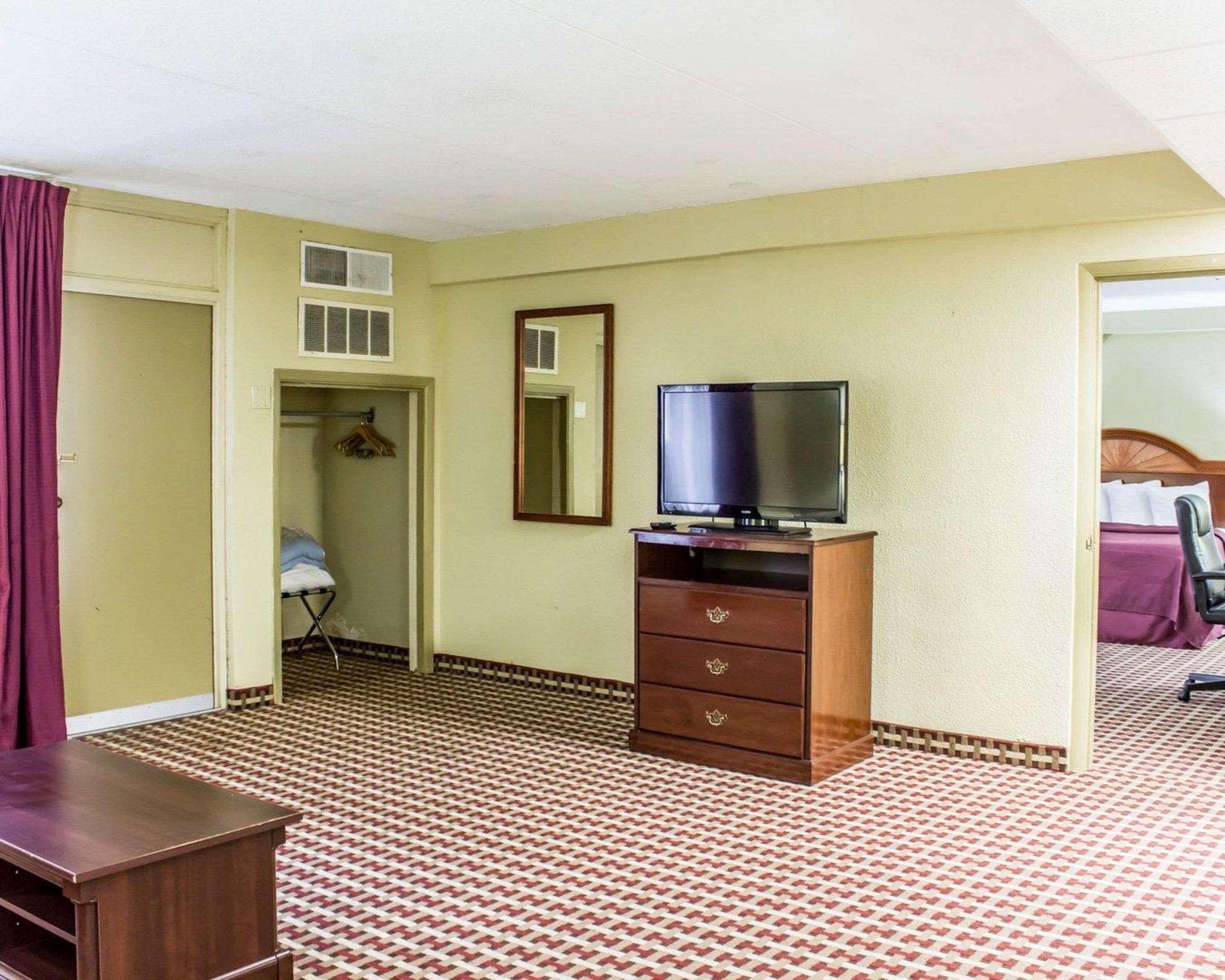 Quality Inn & Suites Фейетвилл Экстерьер фото