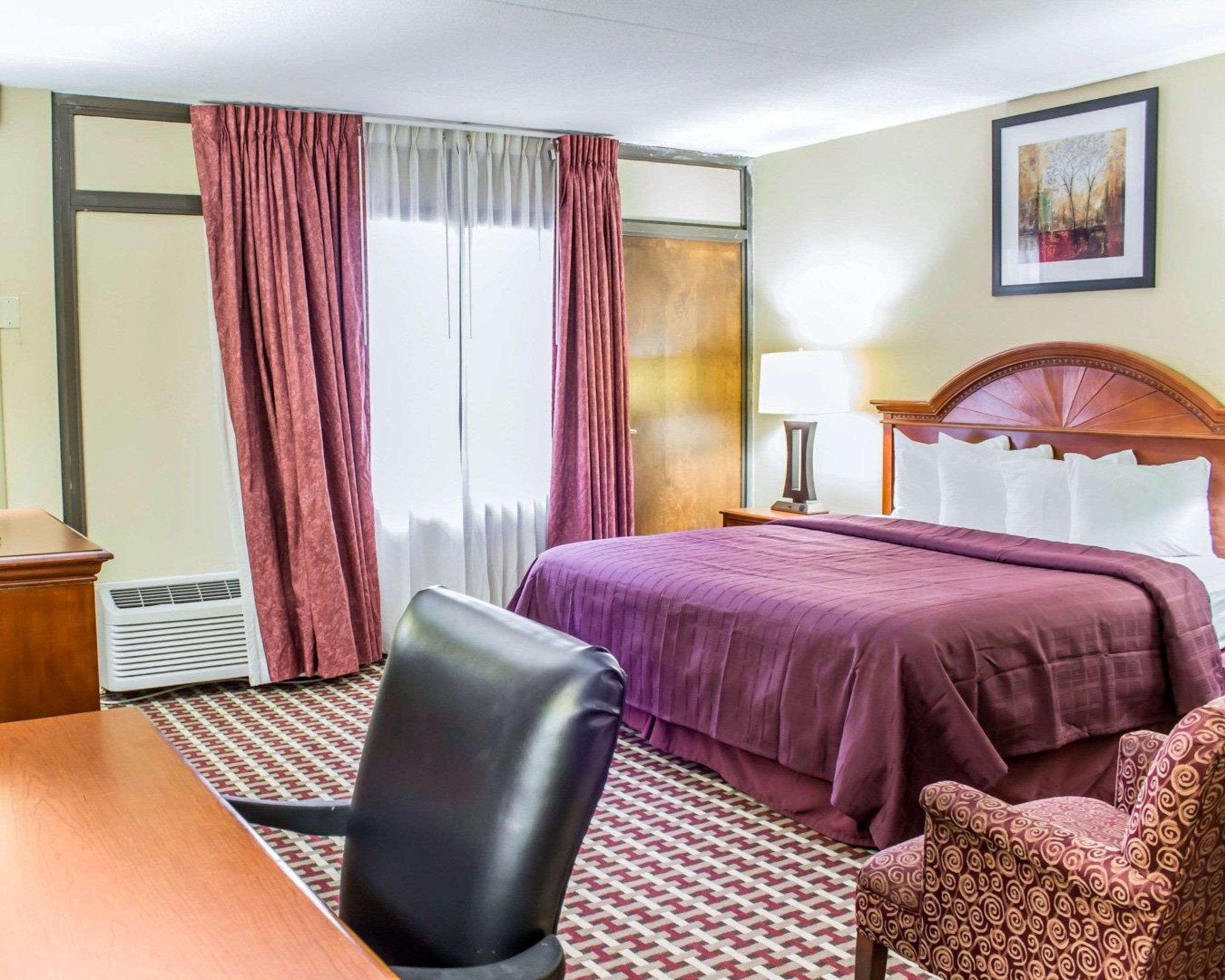 Quality Inn & Suites Фейетвилл Экстерьер фото