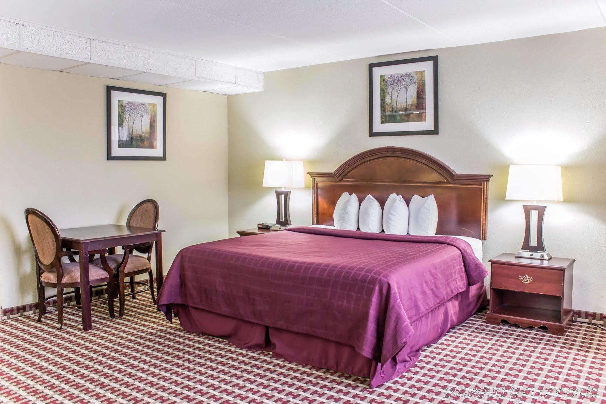 Quality Inn & Suites Фейетвилл Экстерьер фото