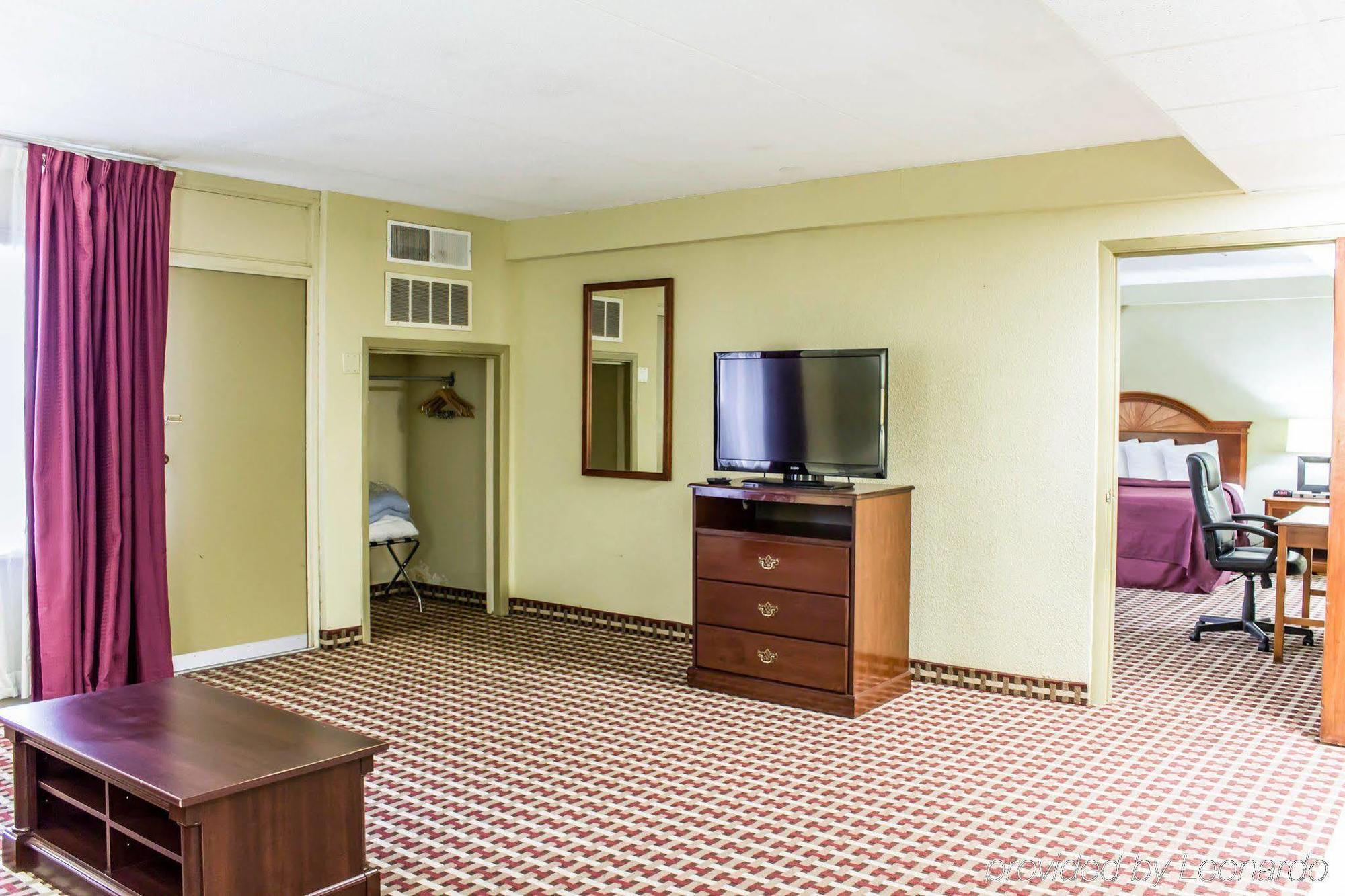 Quality Inn & Suites Фейетвилл Экстерьер фото