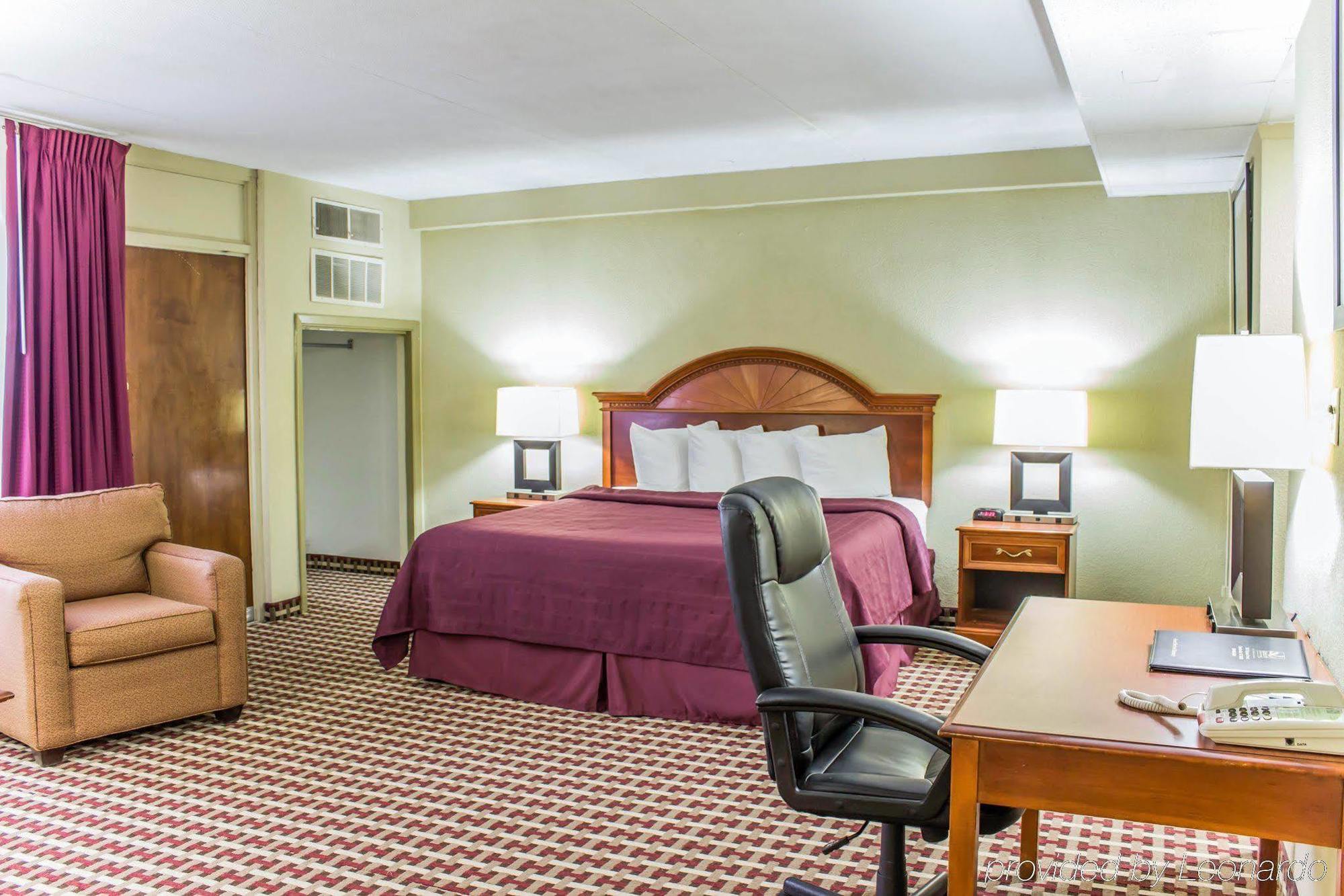 Quality Inn & Suites Фейетвилл Экстерьер фото