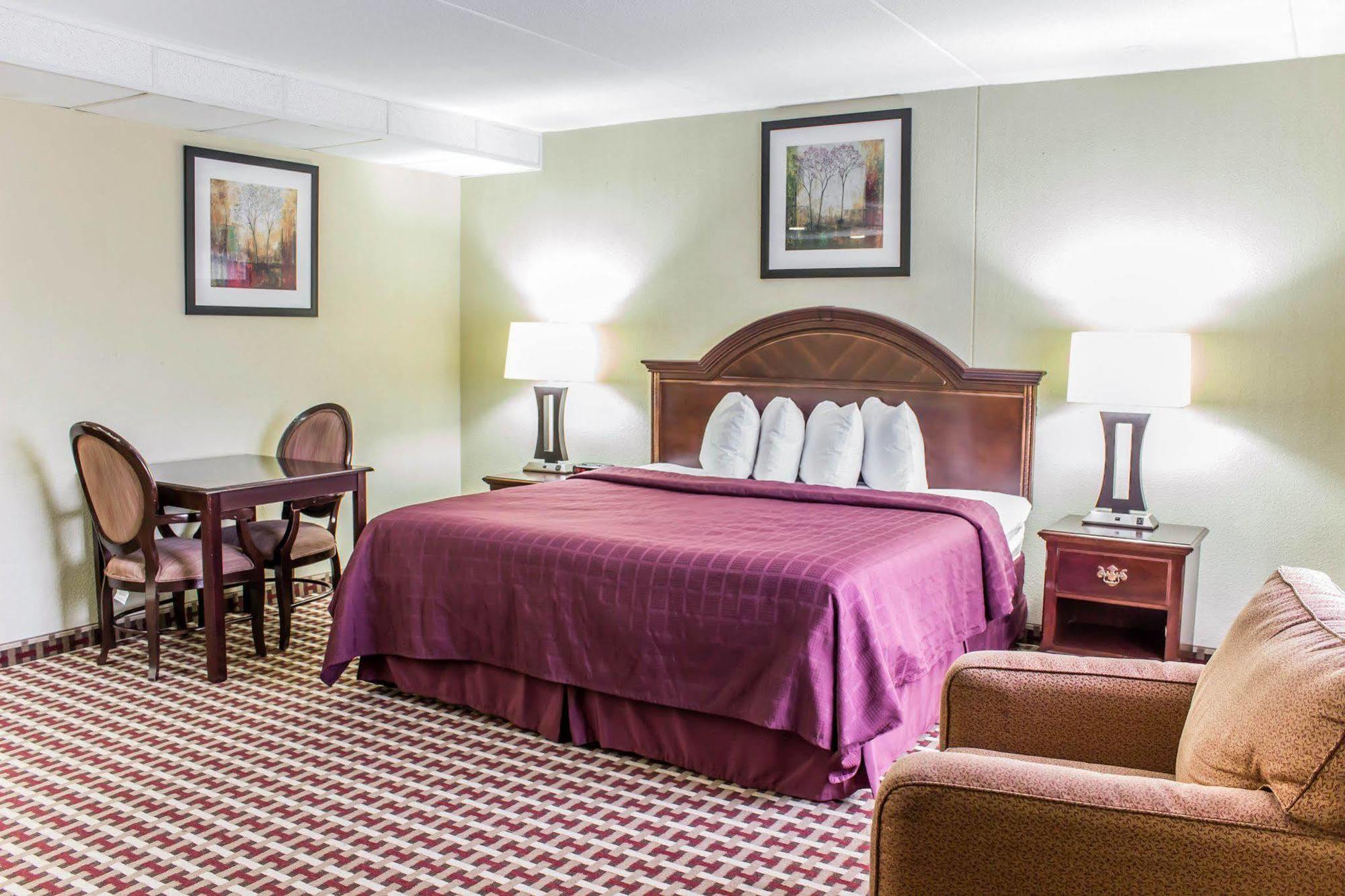 Quality Inn & Suites Фейетвилл Экстерьер фото