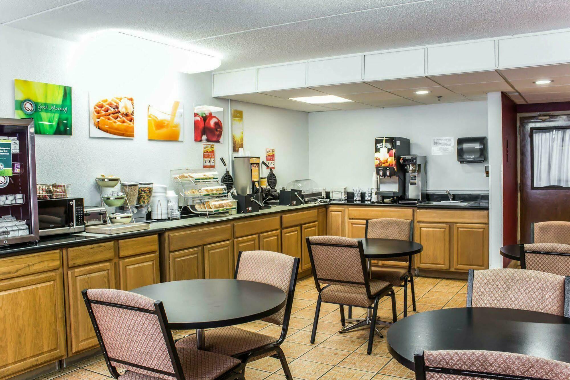 Quality Inn & Suites Фейетвилл Экстерьер фото