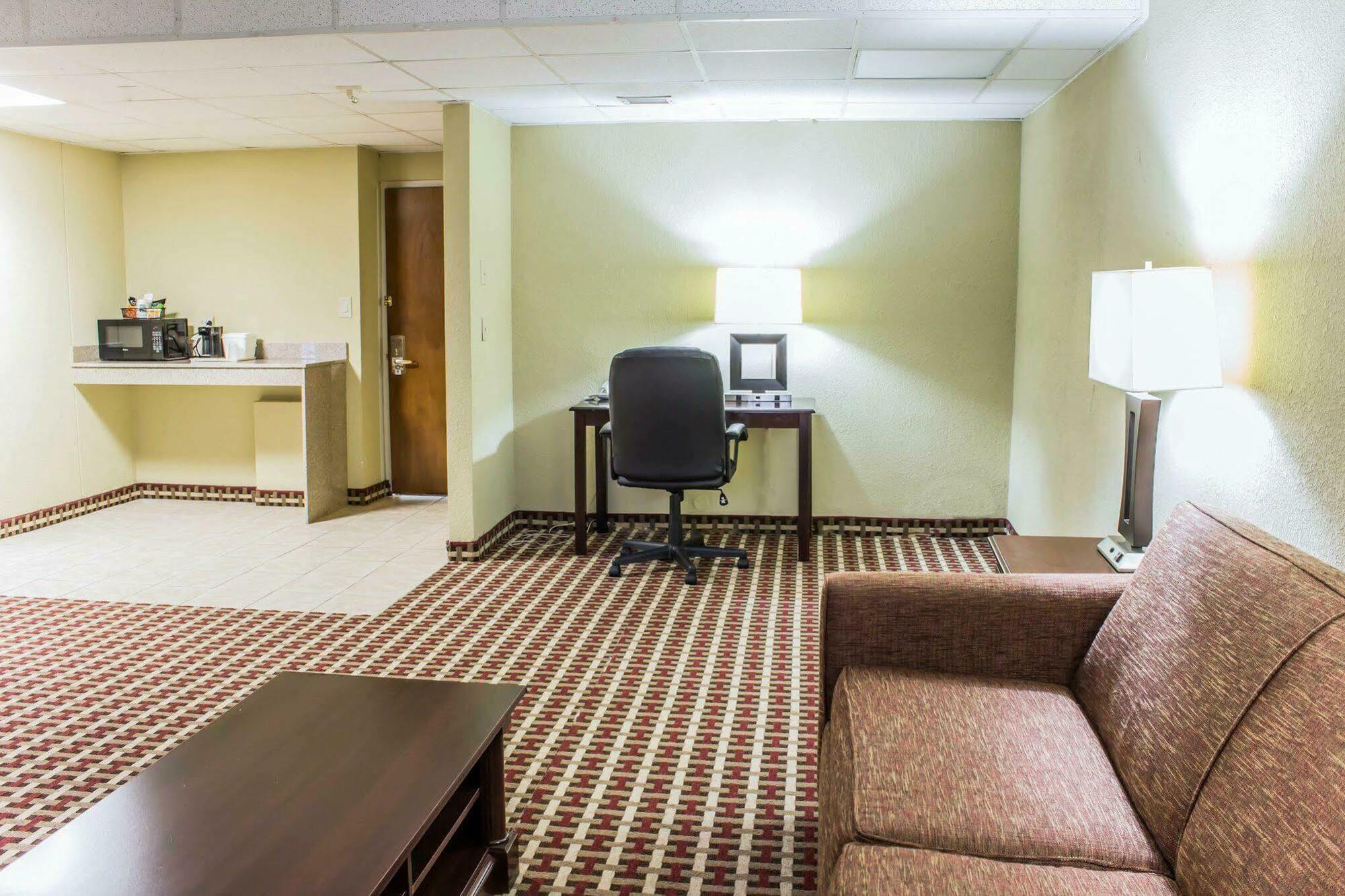 Quality Inn & Suites Фейетвилл Экстерьер фото