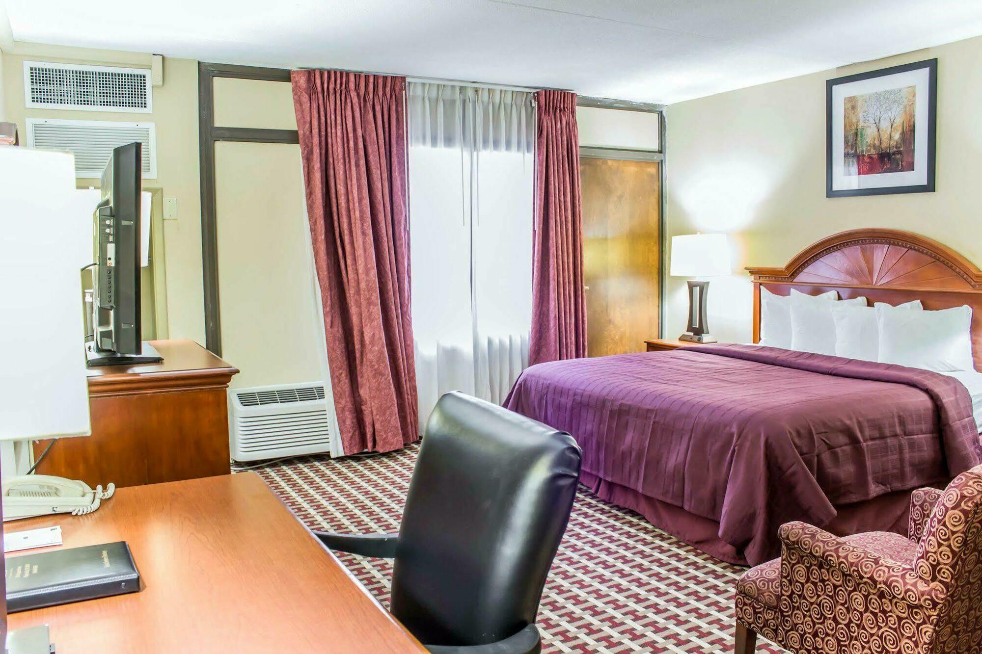 Quality Inn & Suites Фейетвилл Экстерьер фото